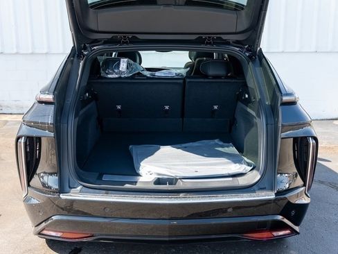 New 2025 Cadillac Lyriq Luxury image 9