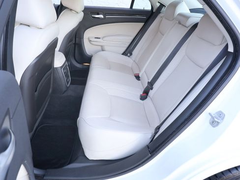 Used 2018 Chrysler 300 Limited image 20