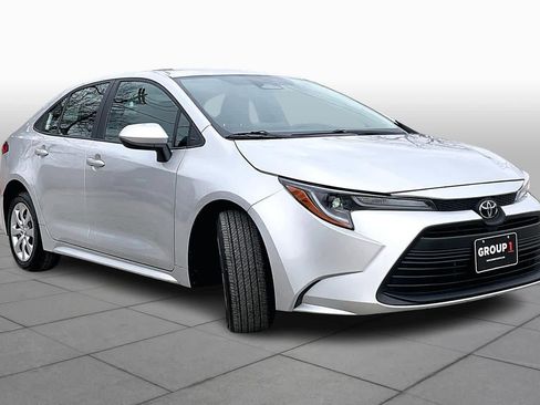 Used 2025 Toyota Corolla LE image 3