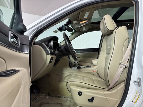 Used 2018 Jeep Grand Cherokee Overland AWD/4WD image 5