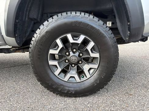 Used 2022 Toyota Tacoma TRD Off-Road w/ Technology Package AWD/4WD image 19