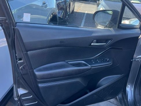 Used 2018 Toyota C-HR XLE FWD image 34