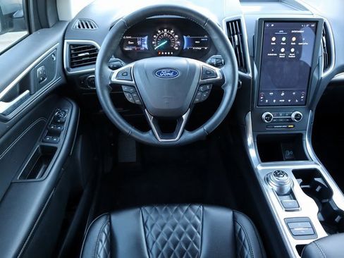 Used 2024 Ford Edge Titanium image 4