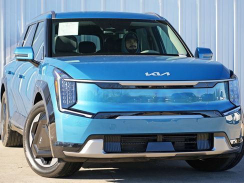 Used 2024 Kia EV9 Land image 4