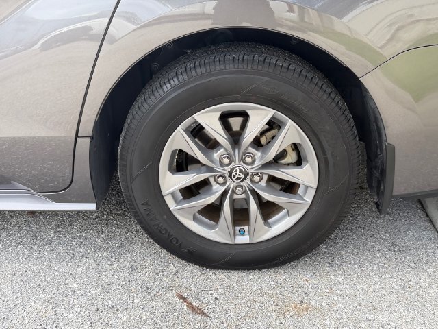 Used 2024 Toyota Sienna XLE w/ XLE Plus Package FWD image 7