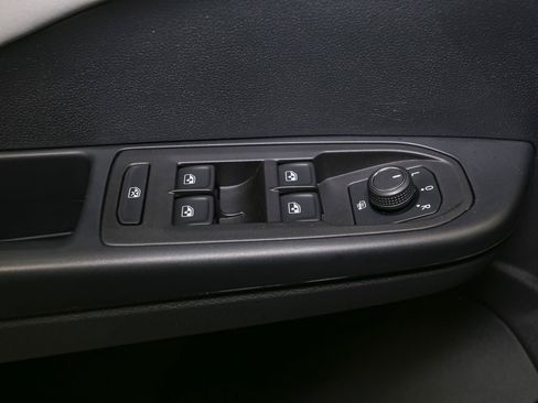 Certified 2025 Volkswagen Taos SE w/ Panoramic Sunroof Package AWD/4WD image 42