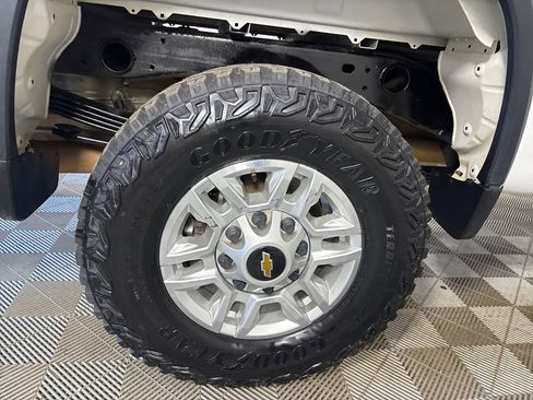 Used 2024 Chevrolet Silverado 2500 LT w/ Convenience Package image 27