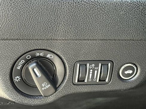 Used 2015 Dodge Charger SXT RWD image 18