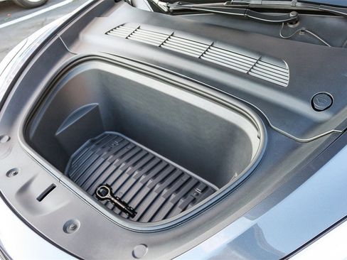 Used 2022 Tesla Model Y Long Range image 30