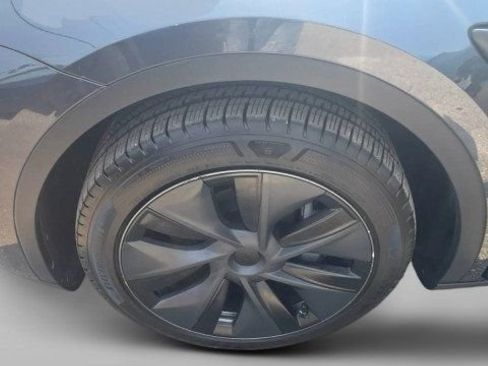 Used 2024 Tesla Model Y Long Range AWD/4WD image 3