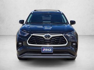 Used 2023 Toyota Highlander XLE FWD video 2