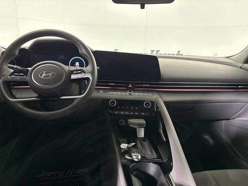 Used 2025 Hyundai Elantra SEL FWD image 25
