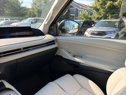 New 2026 Lincoln Navigator Premiere AWD/4WD image 19