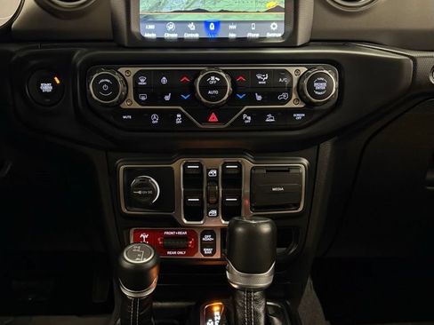 Used 2022 Jeep Wrangler Unlimited Rubicon w/ Dual Top Group AWD/4WD image 33