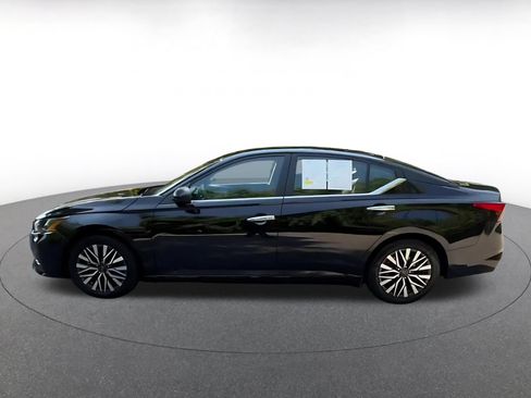 Used 2025 Nissan Altima 2.5 SV FWD image 9