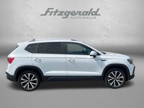 Used 2024 Volkswagen Taos SE FWD image 3