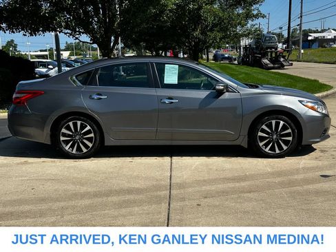 Used 2016 Nissan Altima 2.5 SL w/ Moonroof Package FWD image 2