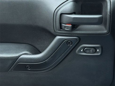 Used 2015 Jeep Wrangler Unlimited Sahara image 34