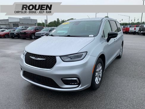 Used 2024 Chrysler Pacifica Touring-L FWD image 1