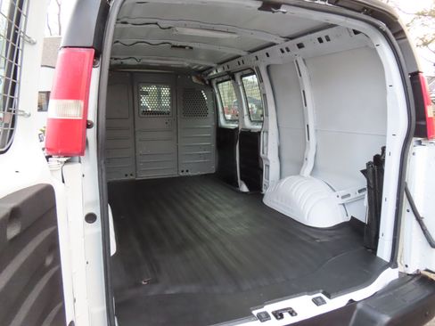 Used 2015 Chevrolet Express 2500 image 12