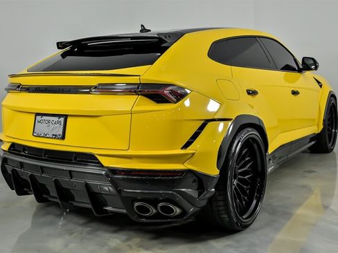 Used 2023 Lamborghini Urus Performante AWD/4WD image 11