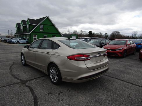 Used 2017 Ford Fusion SE image 5