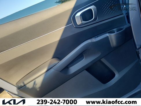 Used 2024 Kia Sorento LX FWD image 12