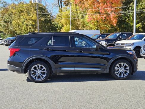 Used 2022 Ford Explorer XLT w/ Equipment Group 202A image 6