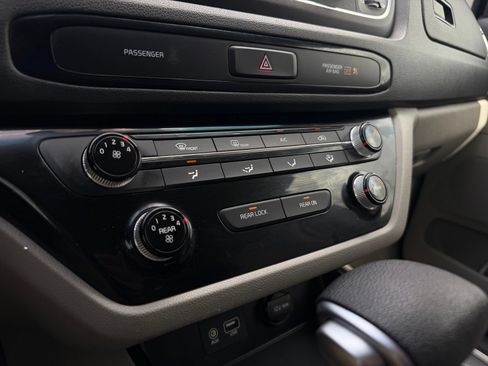 Used 2021 Kia Sedona LX FWD image 26