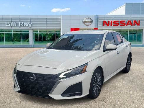 Certified 2023 Nissan Altima 2.5 SV w/ SV Premium Package FWD image 2