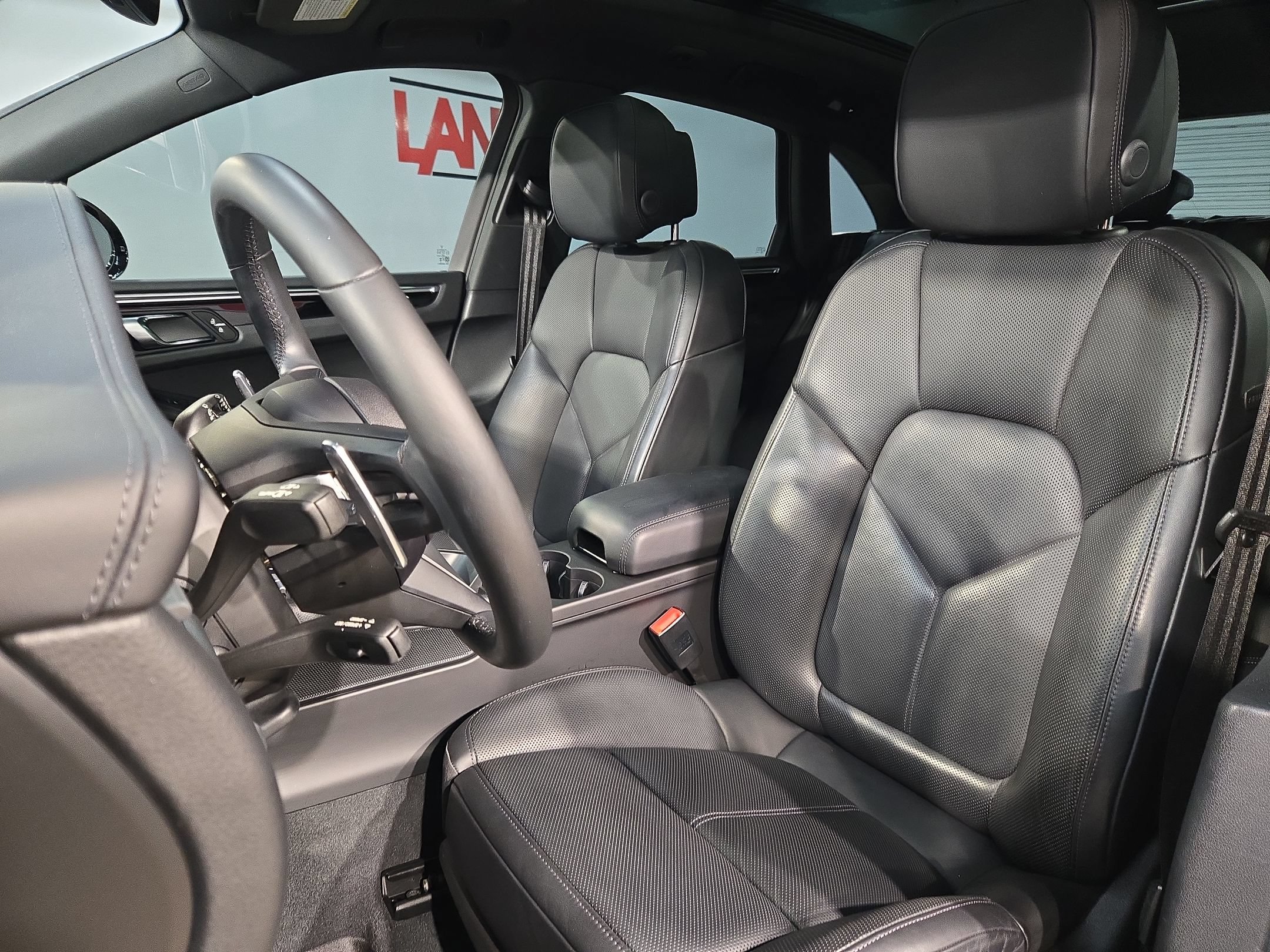 Used 2024 Porsche Macan AWD/4WD image 24