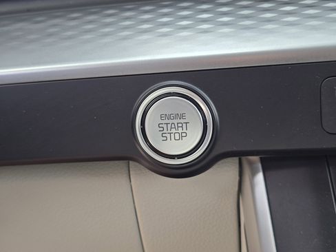 Used 2024 Kia Carnival LX image 27