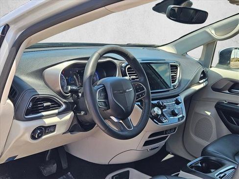 Used 2023 Chrysler Pacifica Touring-L FWD image 10