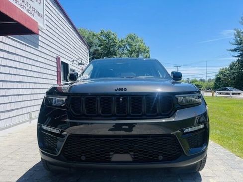 Used 2023 Jeep Grand Cherokee Limited w/ Luxury Tech Group II AWD/4WD image 3