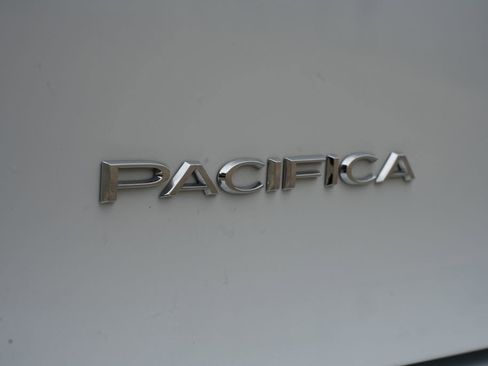 Used 2023 Chrysler Pacifica Touring-L FWD image 20