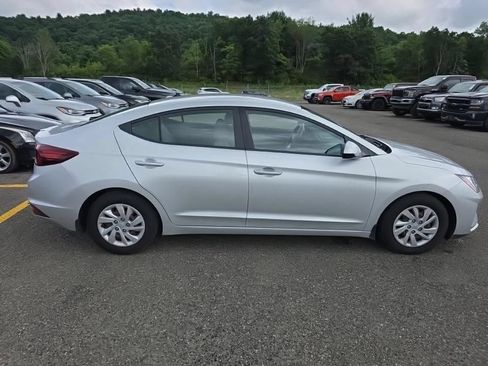 Used 2019 Hyundai Elantra SE FWD image 2