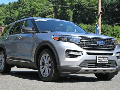 Used 2020 Ford Explorer XLT w/ Equipment Group 202A AWD/4WD image 8
