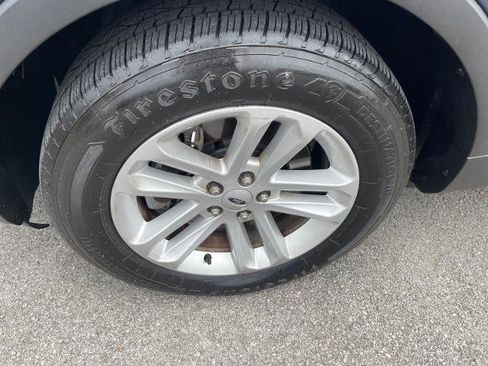 Certified 2017 Ford Explorer XLT FWD image 5