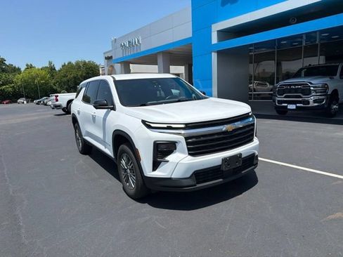 Used 2024 Chevrolet Traverse LS w/ LPO, Floor Liner Package FWD image 2