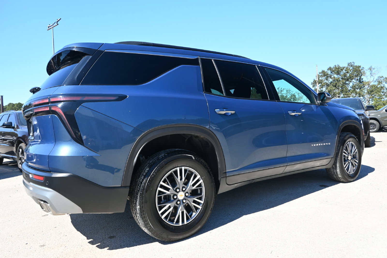 Used 2026 Chevrolet Traverse LT FWD image 2