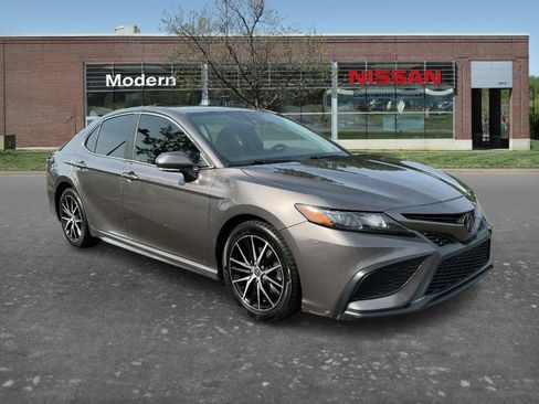 Used 2022 Toyota Camry SE FWD image 5