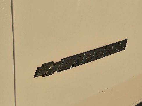 Used 2018 Chevrolet Express 2500 w/ Driver Convenience Package image 30