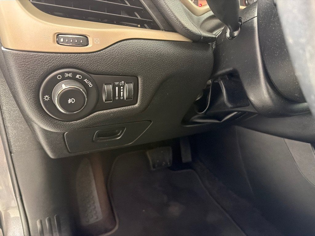 Used 2017 Jeep Cherokee Latitude FWD image 13