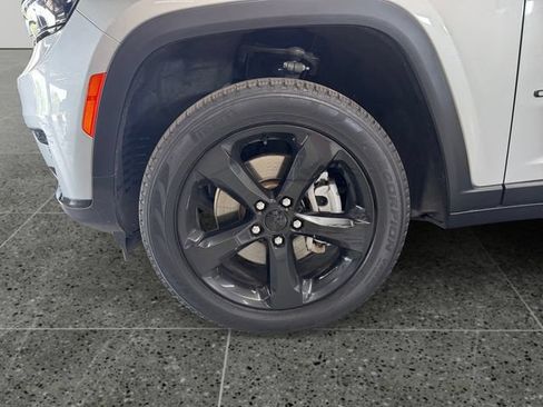 Used 2022 Jeep Grand Cherokee L Limited w/ Black Appearance Package AWD/4WD image 24
