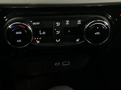 Used 2025 Chevrolet Trax LT w/ LT Convenience Package image 19