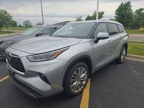 Used 2023 Toyota Highlander Platinum FWD image 3