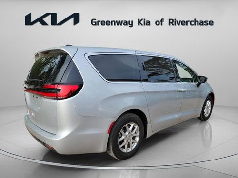 Used 2024 Chrysler Pacifica Touring-L FWD image 6