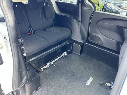 Used 2024 Chrysler Pacifica Touring FWD image 7