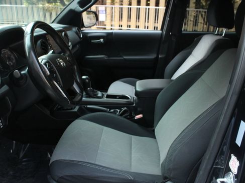 Used 2021 Toyota Tacoma TRD Off-Road w/ Technology Package AWD/4WD image 14