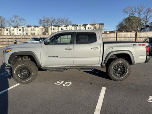 Used 2018 Toyota Tacoma TRD Off-Road image 2
